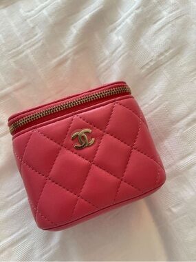 CHANEL Pink lambskin Leather vanity Case with Gold CC hardware
